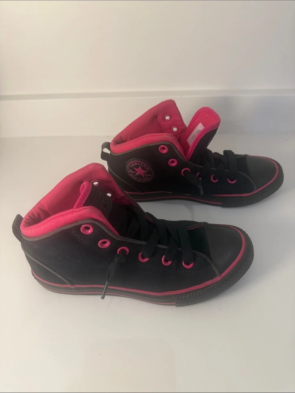 Chuck Taylor Converse All⭐️Star Girls Black High-Tops w/ Pink Trim - Size 4